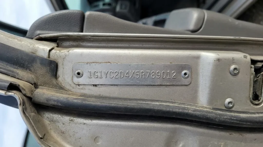 VIN-код автомобіля на стійці дверей при перевірці перед купівлею